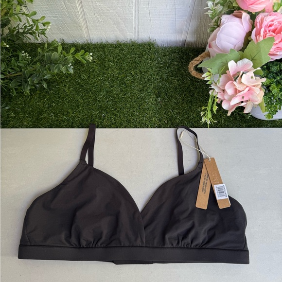SKIMS FITS EVERYBODY CROSSOVER BRALETTE
STYLE: BR-TRI-0235
COLOR ONYX SIZE:L NWT - Picture 5 of 9